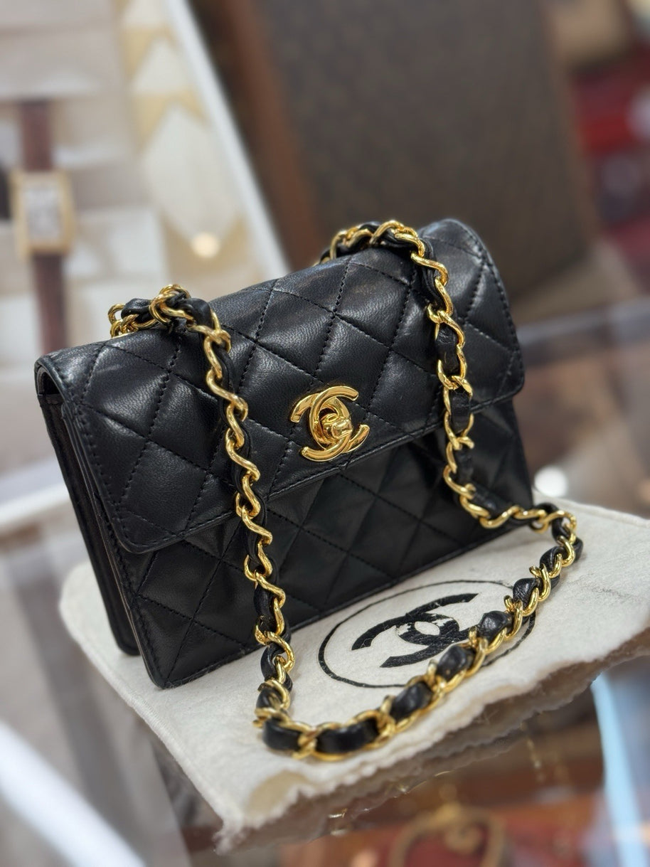 Chanel Flap Bag Classic Lambskin Leder Schwarz & Gold Vintage Mini Nano