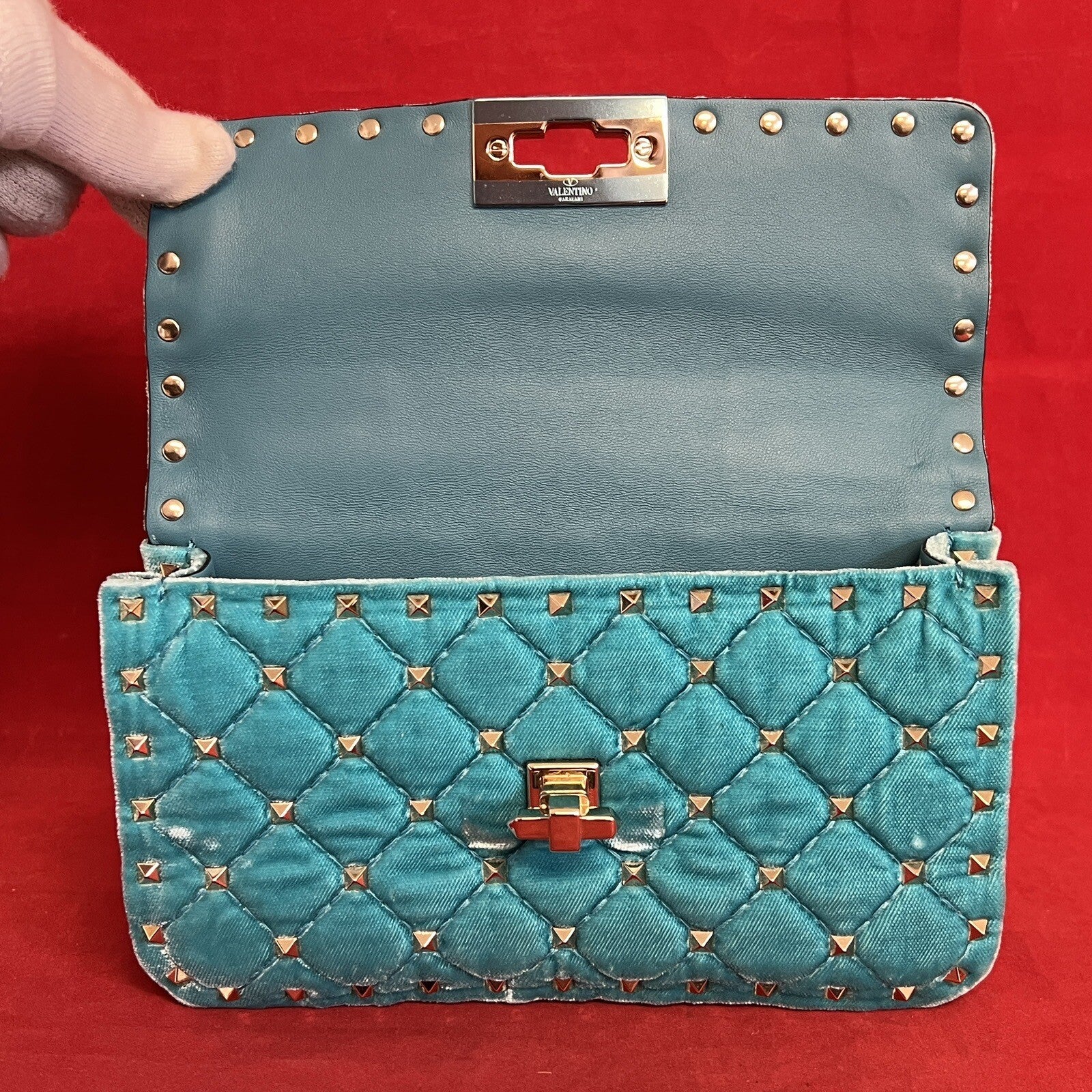 Valentino Garavani small Rockstud Umhängetasche Türkisblau Samt/Velours & Gold