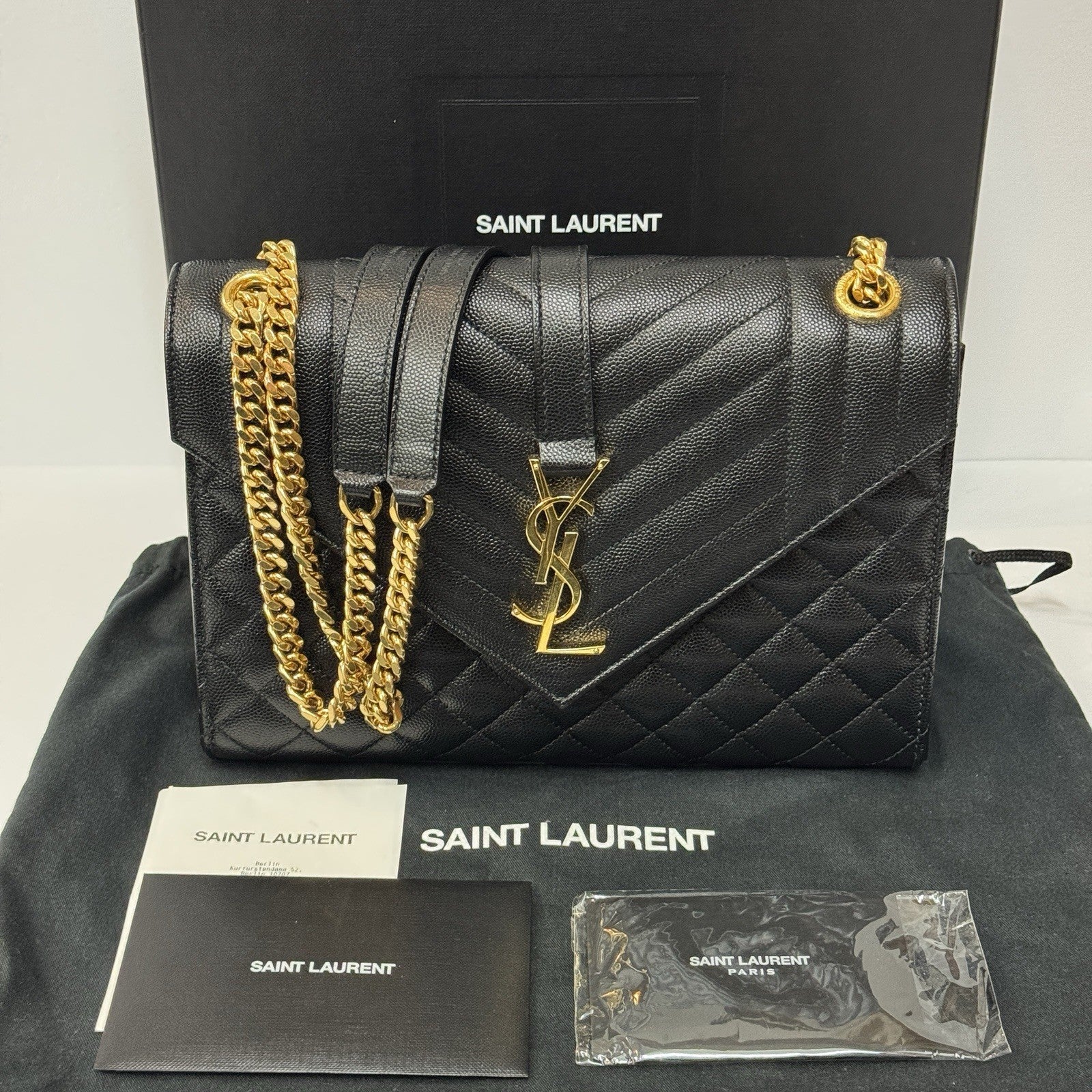 Saint Laurent Envelope Medium gegerbtes Grain De Poudre Leder Schwarz/Gold