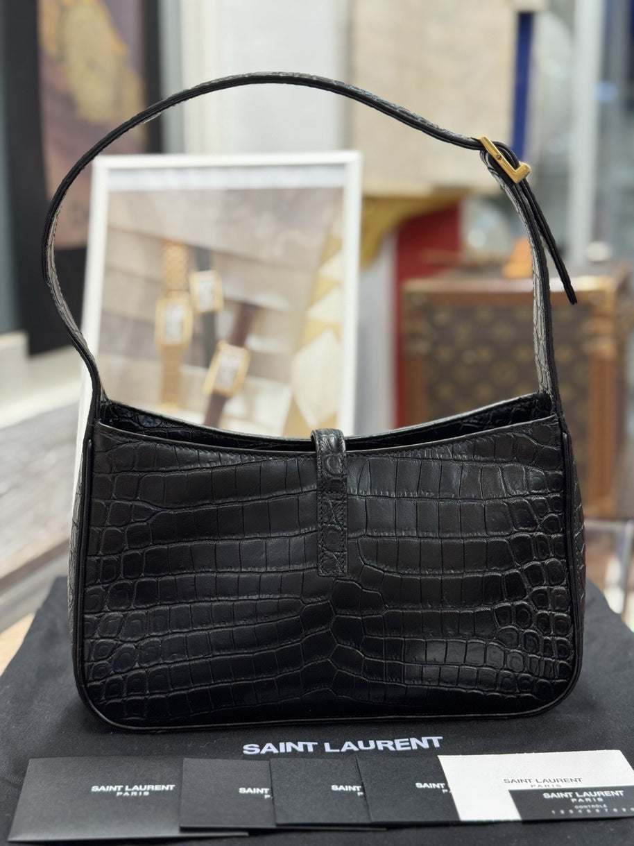 Saint Laurent Schultertasche Le 5 à 7 Hobo Bag Medium Schwarz Gold Leder