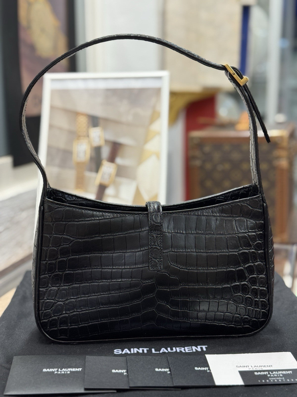 Saint Laurent Schultertasche Le 5 à 7 Hobo Bag Medium Schwarz Gold Leder