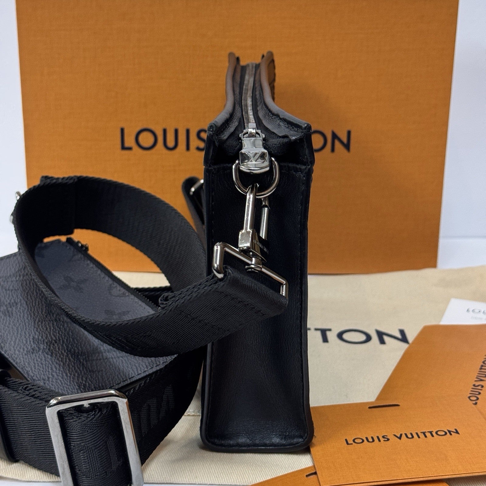 Louis Vuitton Gaston Wearable Geldbörse Umhängetasche M81124 Monogram Eclipse