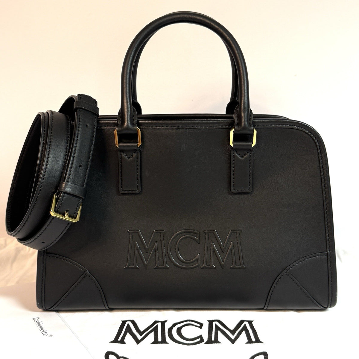 MCM Aren Boston Medium Black Umhängetasche Schwarz & Gold mit Rechnung 2023