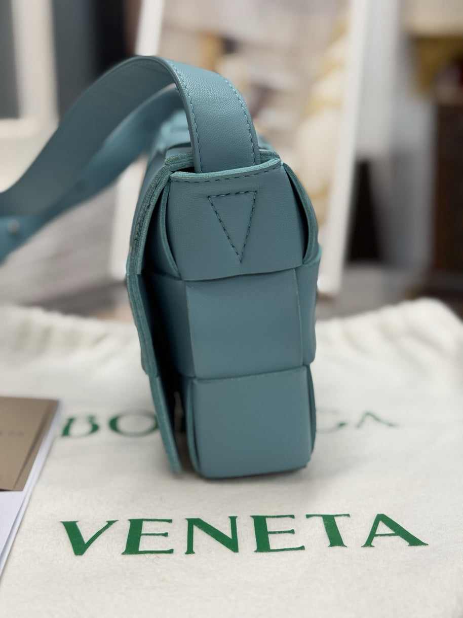 Bottega Veneta Cassette Intreccio Leder Linoleum Türkis Blau