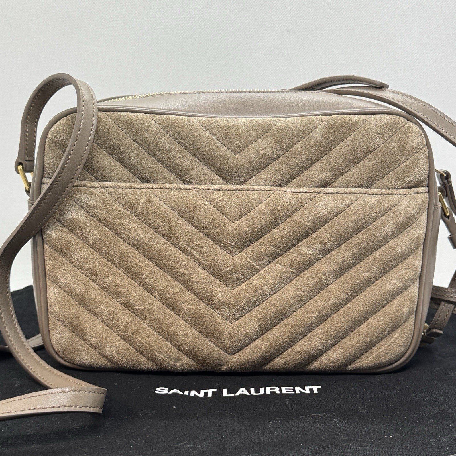 Saint Laurent Lou Camera Bag aus gestepptem Velours- und Glattleder in Beige