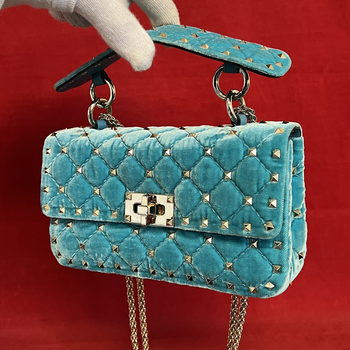 Valentino Garavani small Rockstud Umhängetasche Türkisblau Samt/Velours & Gold