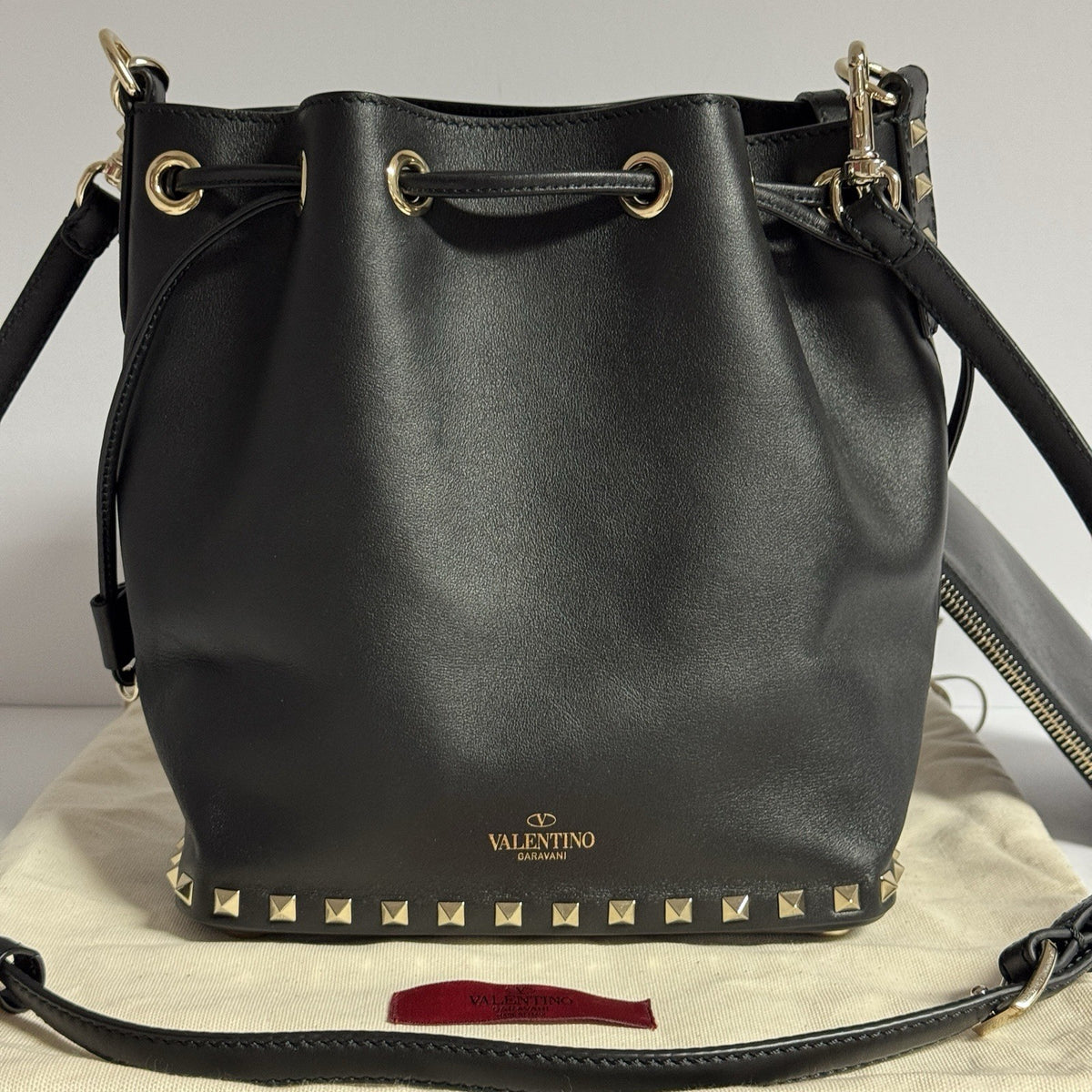 Valentino Garavani Rockstud Bucket Bag „Noe“ Umhängetasche + Pochette Schwarz