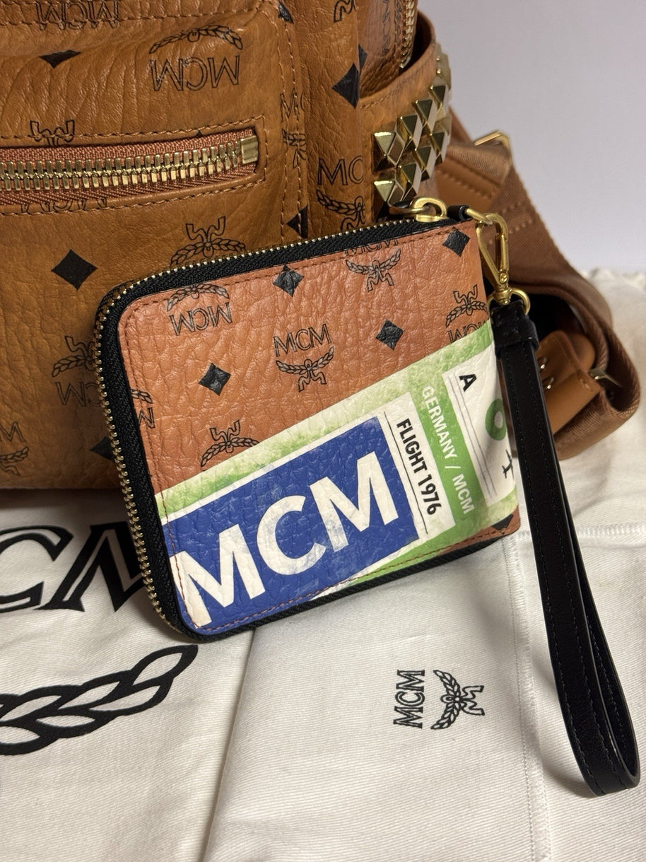 MCM Stark Rucksack + Portemonnaie Flight Print Visetos Cognac