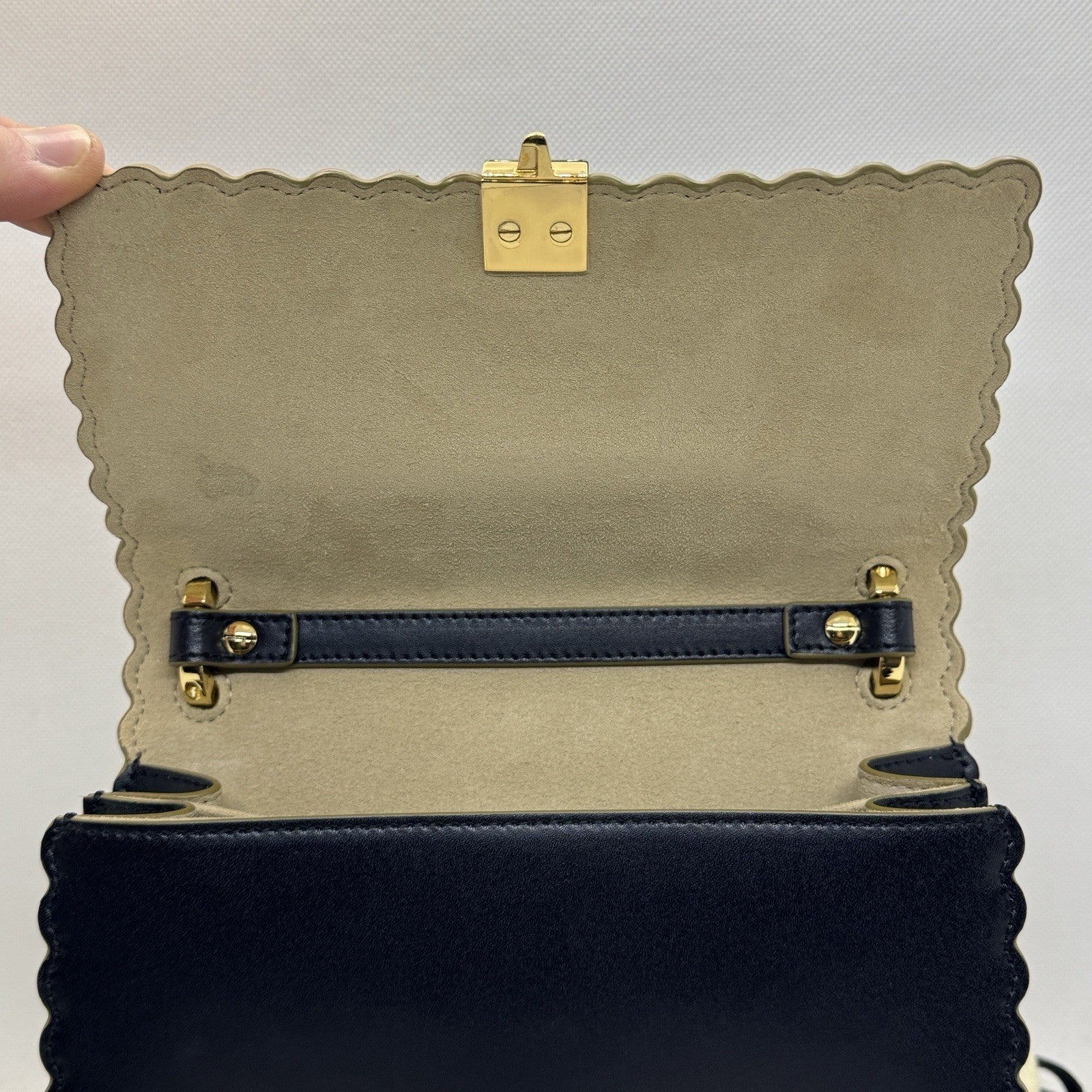Fendi Kan I Umhängetasche Leder Schwarz / Gold mit Wellenrand