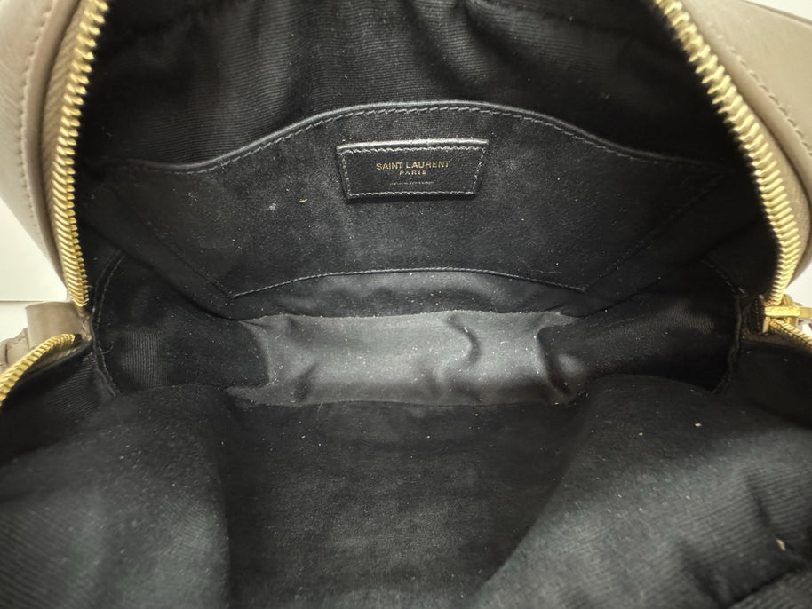 Saint Laurent Lou Camera Bag aus gestepptem Velours- und Glattleder in Beige