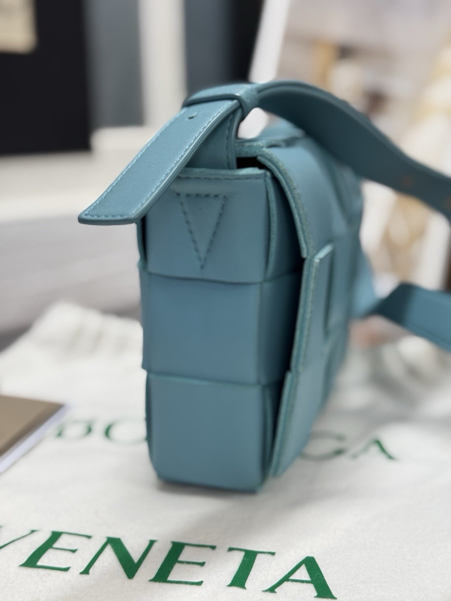 Bottega Veneta Cassette Intreccio Leder Linoleum Türkis Blau