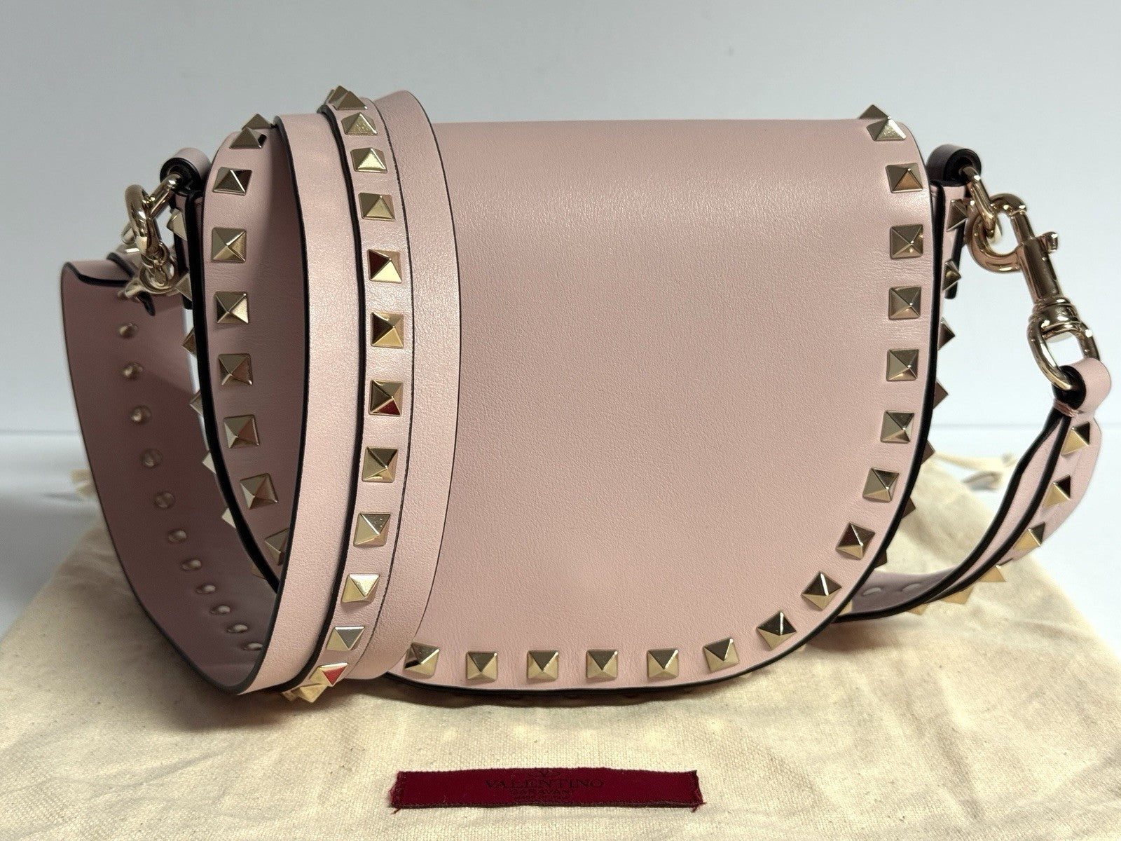 Valentino Garavani Ruckstud Saddle Umhängetasche Rosa Glattleder