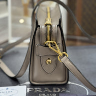 Prada Bandoliera Bag Saffiano Leder Argilla Taupe Grau Umhängetasche 1BH104