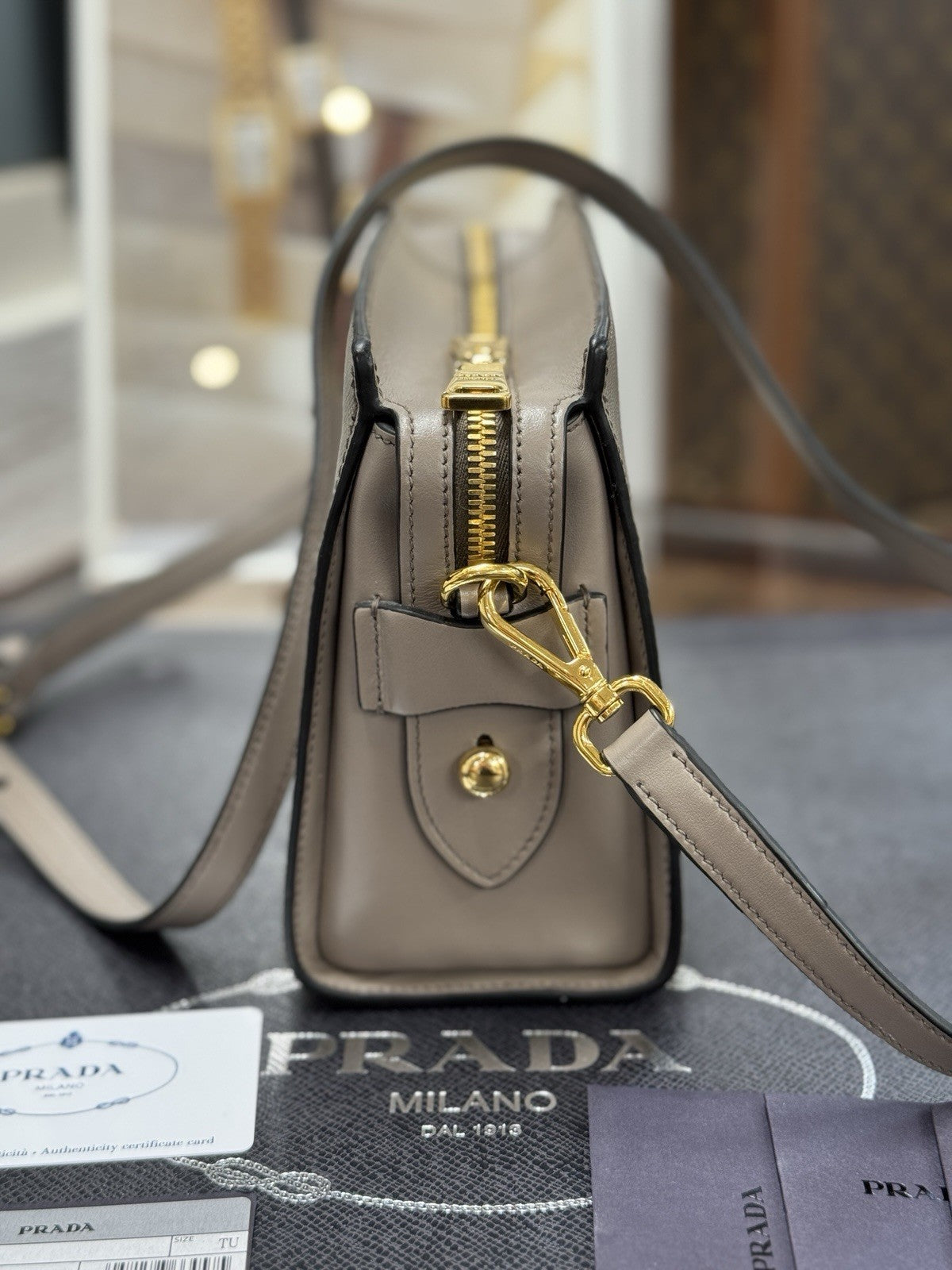 Prada Bandoliera Bag Saffiano Leder Argilla Taupe Grau Umhängetasche 1BH104