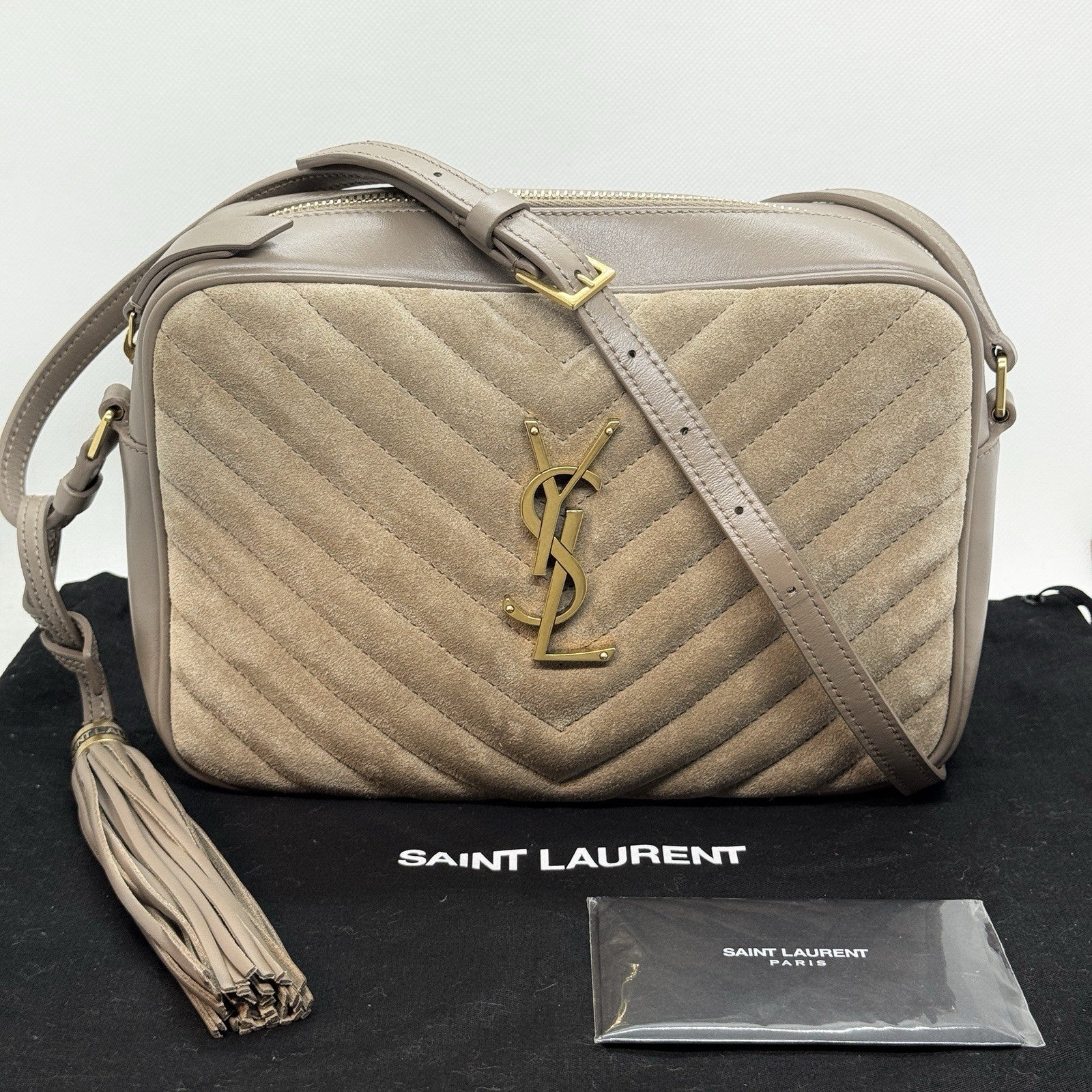 Saint Laurent Lou Camera Bag aus gestepptem Velours- und Glattleder in Beige