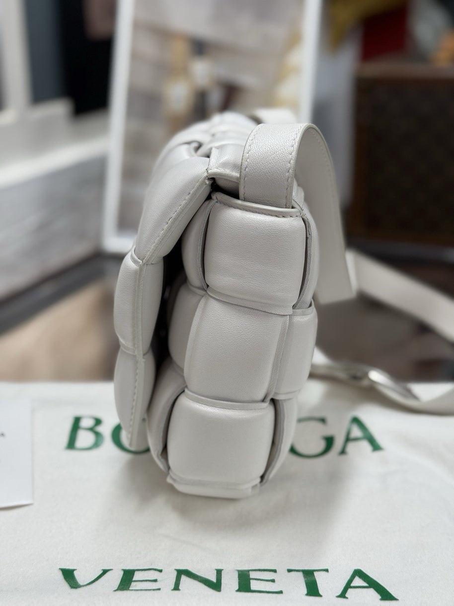 Bottega Veneta Padded Cassette Medium Weiss Leder Shoulder Bag