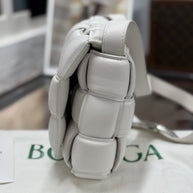 Bottega Veneta Padded Cassette Medium Weiss Leder Shoulder Bag