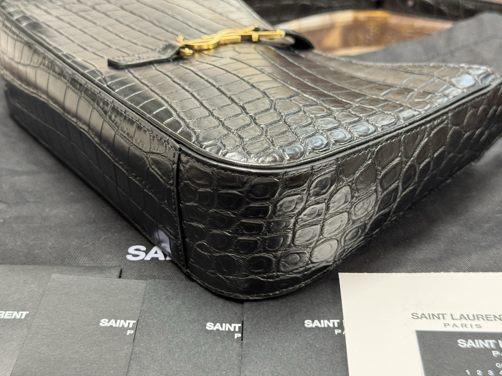 Saint Laurent Schultertasche Le 5 à 7 Hobo Bag Medium Schwarz Gold Leder