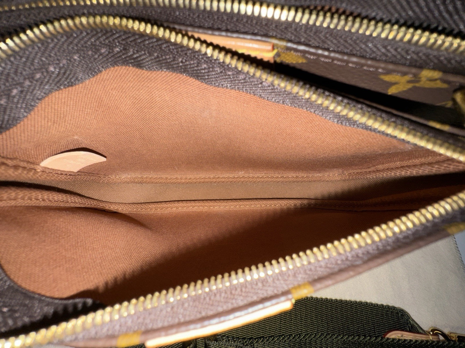 Louis Vuitton Multi Pochette aus 2023 mit Original Rechnung in Khaki Top Zustand