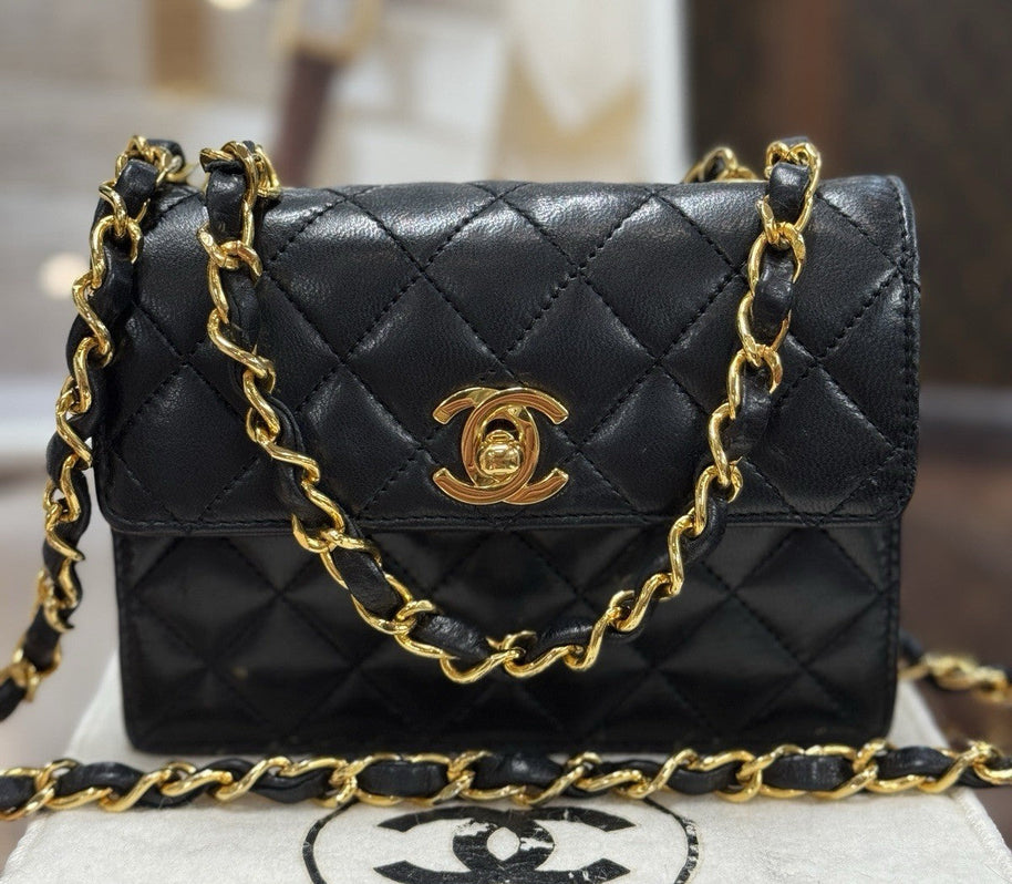 Chanel Flap Bag Classic Lambskin Leder Schwarz & Gold Vintage Mini Nano