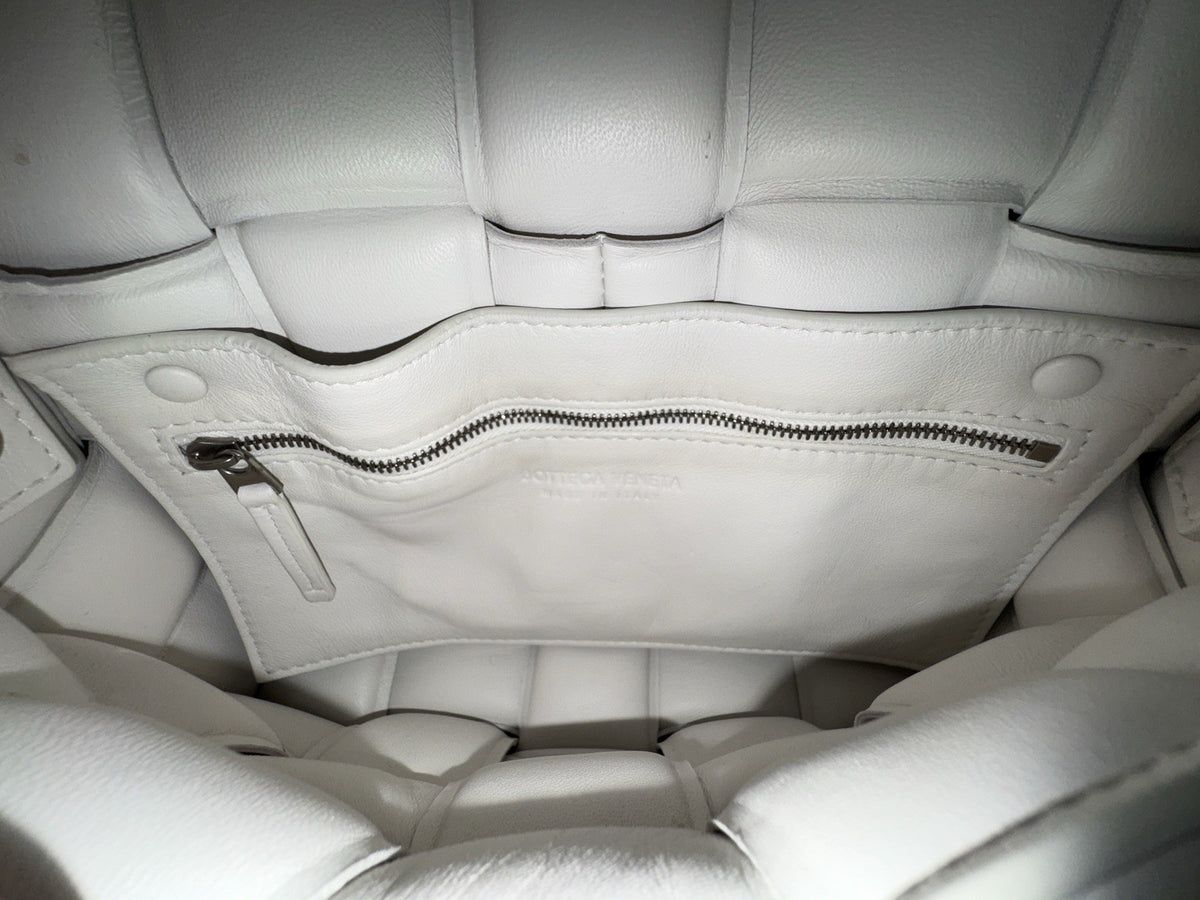 Bottega Veneta Padded Cassette Medium Weiss Leder Shoulder Bag