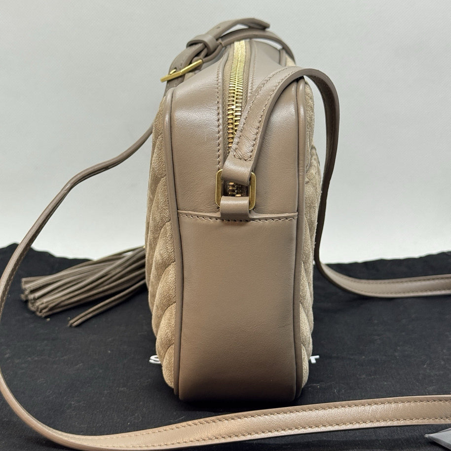 Saint Laurent Lou Camera Bag aus gestepptem Velours- und Glattleder in Beige