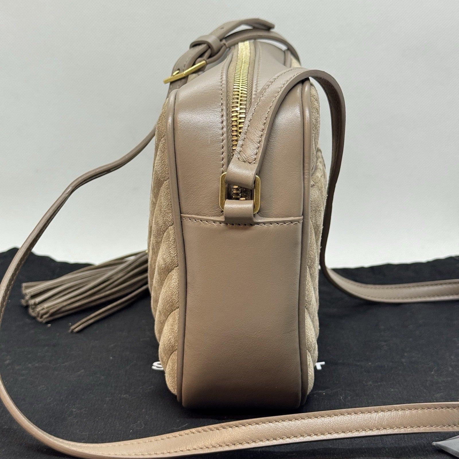 Saint Laurent Lou Camera Bag aus gestepptem Velours- und Glattleder in Beige