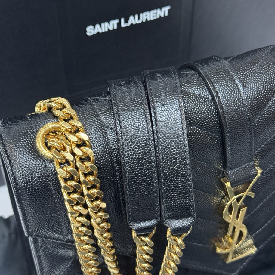 Saint Laurent Envelope Medium gegerbtes Grain De Poudre Leder Schwarz/Gold
