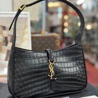 Saint Laurent Schultertasche Le 5 à 7 Hobo Bag Medium Schwarz Gold Leder