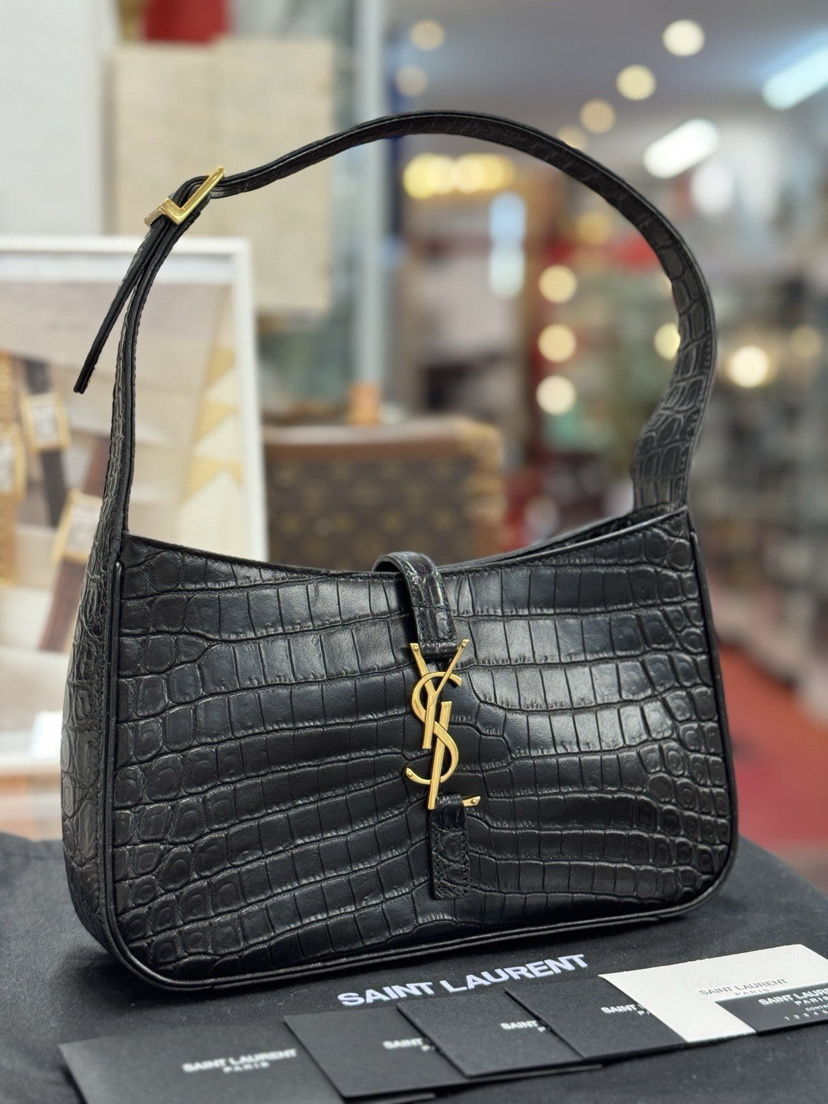 Saint Laurent Schultertasche Le 5 à 7 Hobo Bag Medium Schwarz Gold Leder