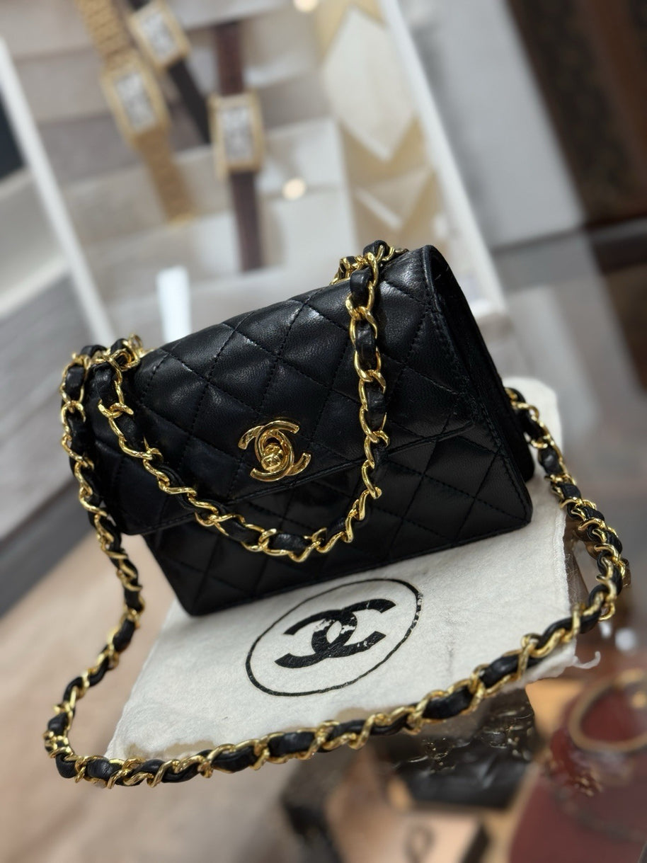 Chanel Flap Bag Classic Lambskin Leder Schwarz & Gold Vintage Mini Nano