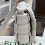Bottega Veneta Padded Cassette Medium Weiss Leder Shoulder Bag