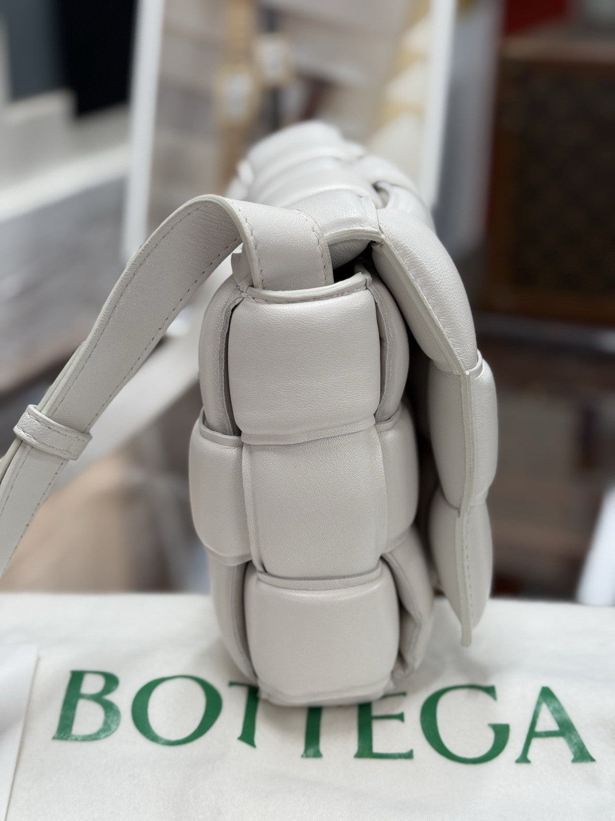 Bottega Veneta Padded Cassette Medium Weiss Leder Shoulder Bag