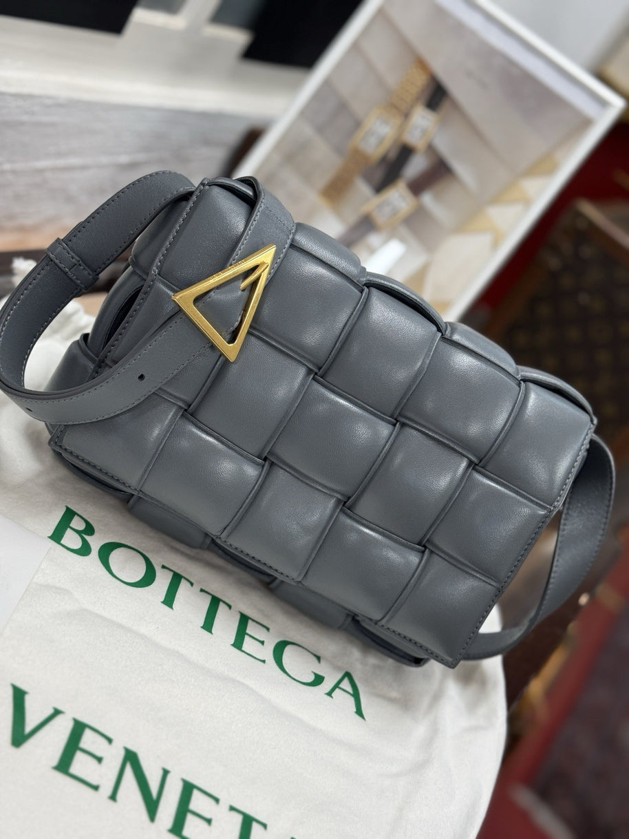 Bottega Veneta Padded Cassette Medium Grau Leder & Gold HW