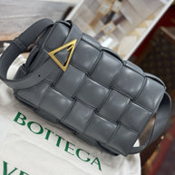 Bottega Veneta Padded Cassette Medium Grau Leder & Gold HW