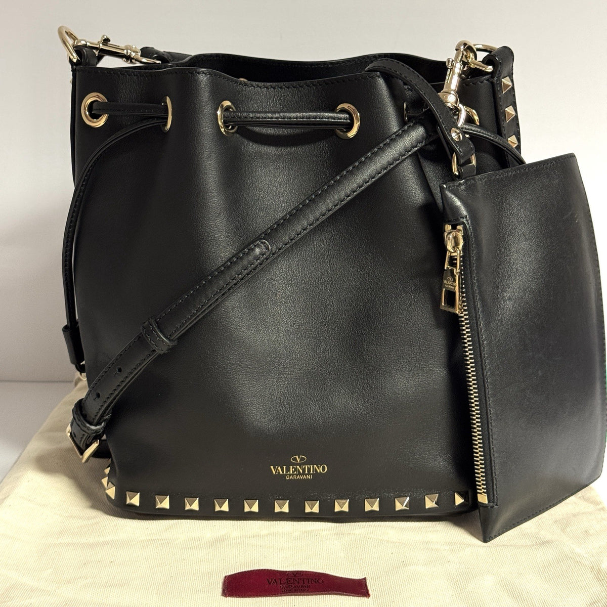 Valentino Garavani Rockstud Bucket Bag „Noe“ Umhängetasche + Pochette Schwarz