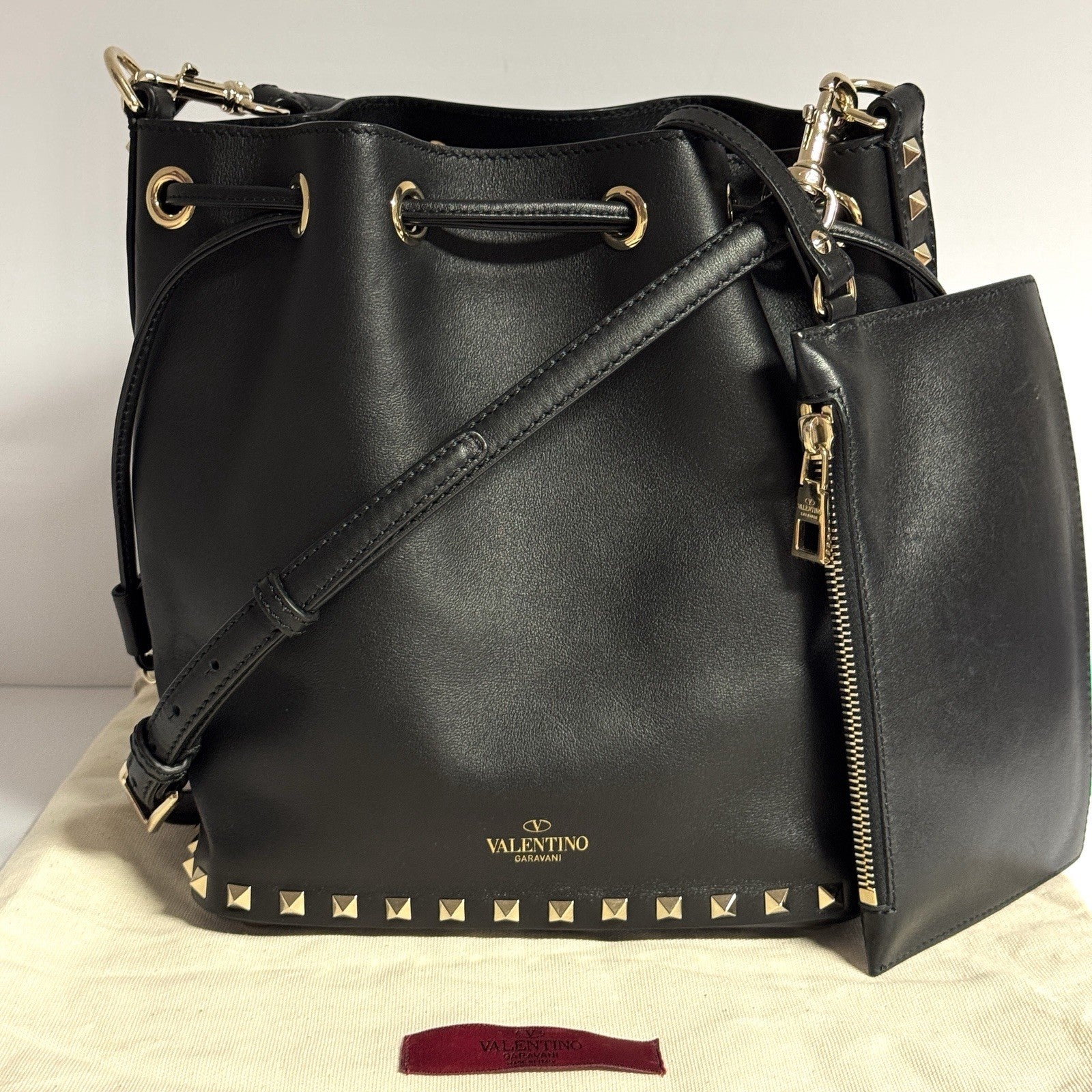 Valentino Garavani Rockstud Bucket Bag „Noe“ Umhängetasche + Pochette Schwarz