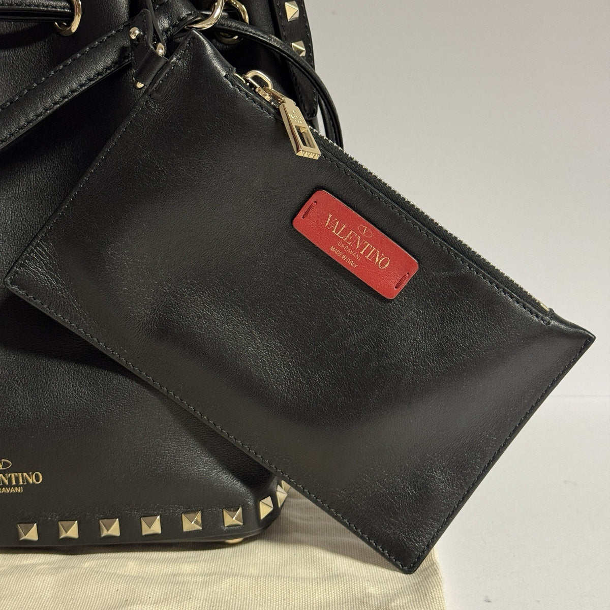 Valentino Garavani Rockstud Bucket Bag „Noe“ Umhängetasche + Pochette Schwarz