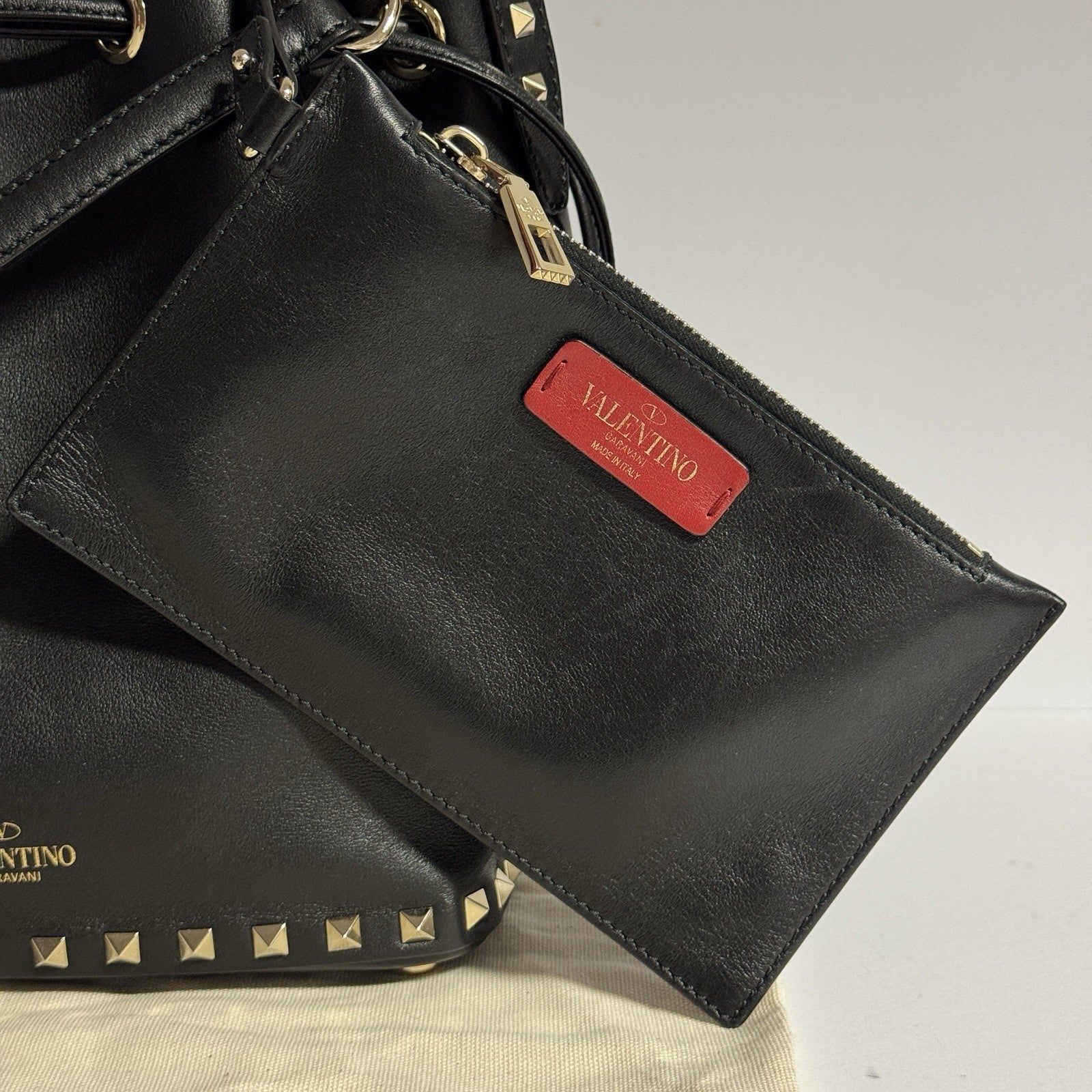 Valentino Garavani Rockstud Bucket Bag „Noe“ Umhängetasche + Pochette Schwarz
