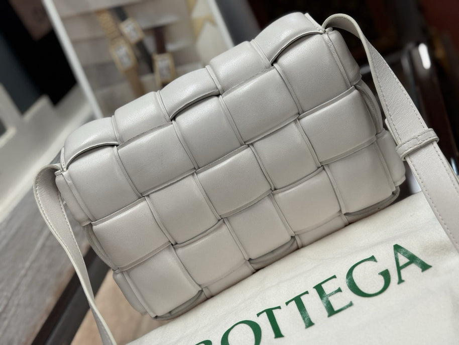 Bottega Veneta Padded Cassette Medium Weiss Leder Shoulder Bag