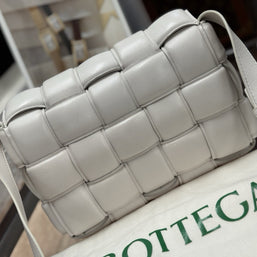 Bottega Veneta Padded Cassette Medium Weiss Leder Shoulder Bag