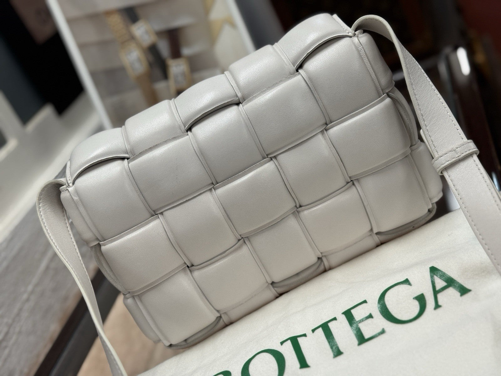 Bottega Veneta Padded Cassette Medium Weiss Leder Shoulder Bag