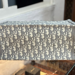 Mittelgroße Dior Book Tote Medium Tasche mit Oblique Stickerei in Grau