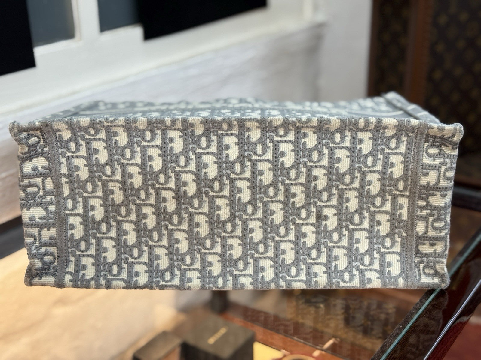 Mittelgroße Dior Book Tote Medium Tasche mit Oblique Stickerei in Grau