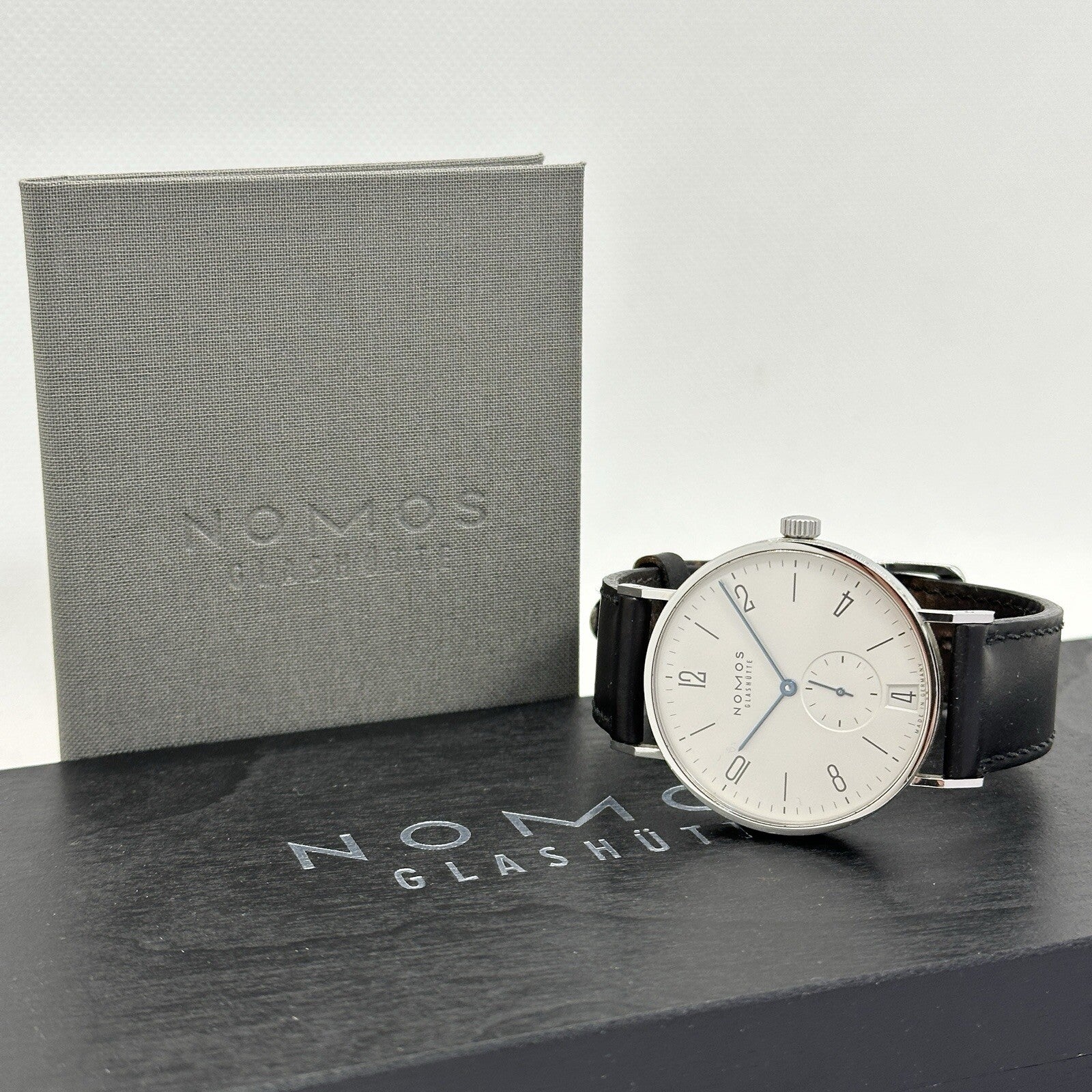 Nomos Glashütte Tangente 38 großes Modell Datum Handaufzug Glasboden Ref. 130