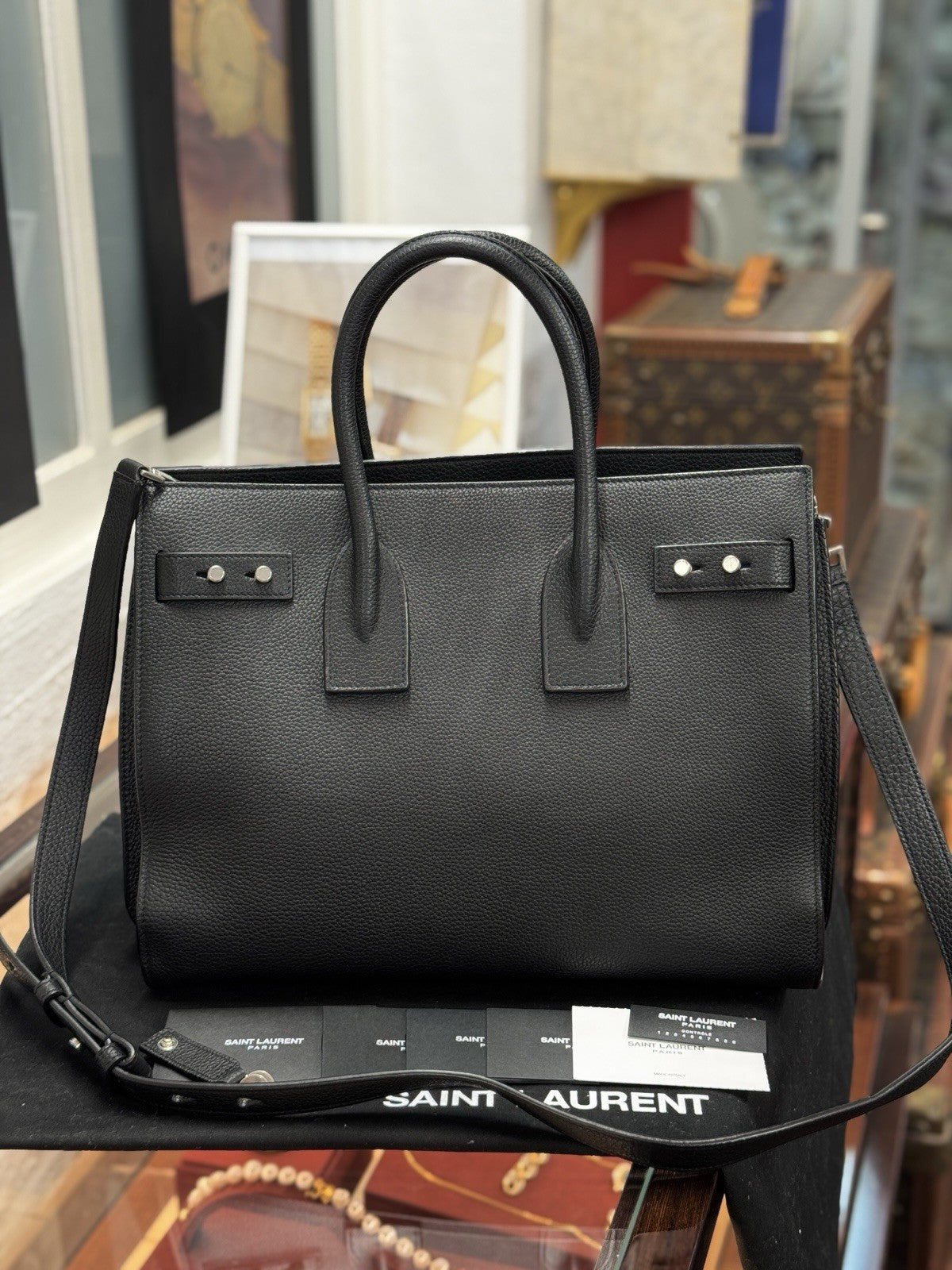 Saint Laurent Sac de Jour Medium Schwarz Leder Umhängetasche