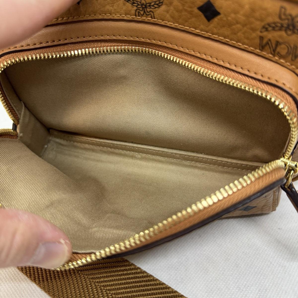 MCM Aren Umhängetasche Cognac Visetos