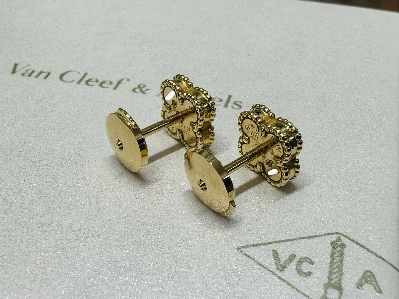 Van Cleef & Arpels Ohrstecker Sweet Alhambra 18 Karat Gelbgold Onyx VCARA44900