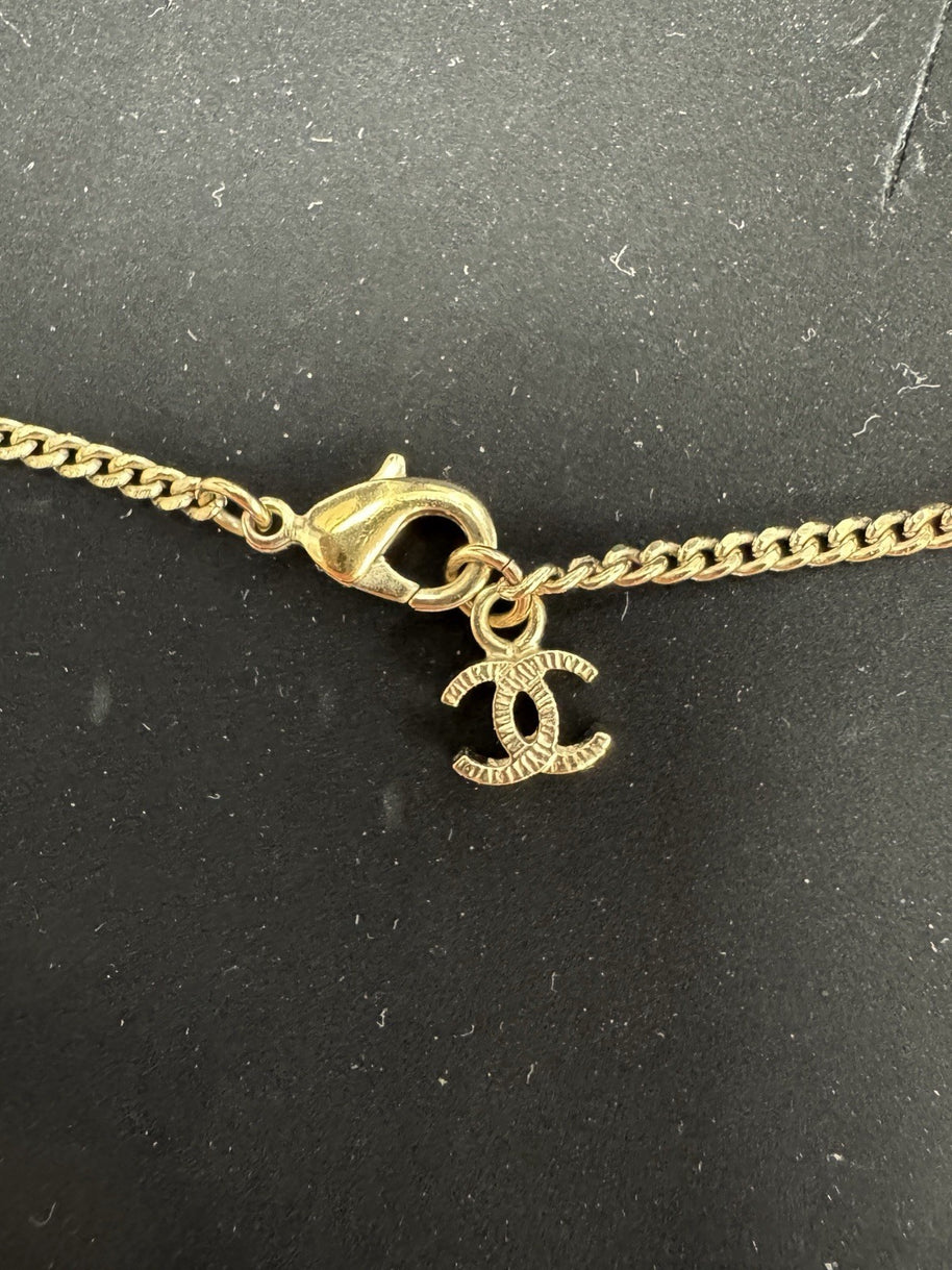 Chanel A99056 Halskette mit CC Münzanhänger Vergoldet