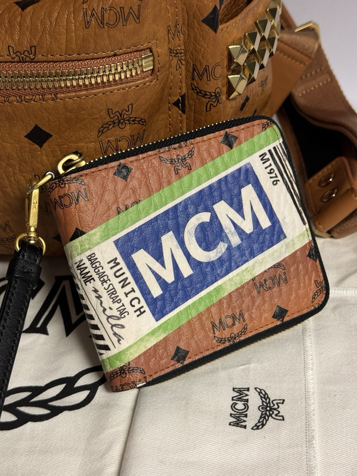MCM Stark Rucksack + Portemonnaie Flight Print Visetos Cognac